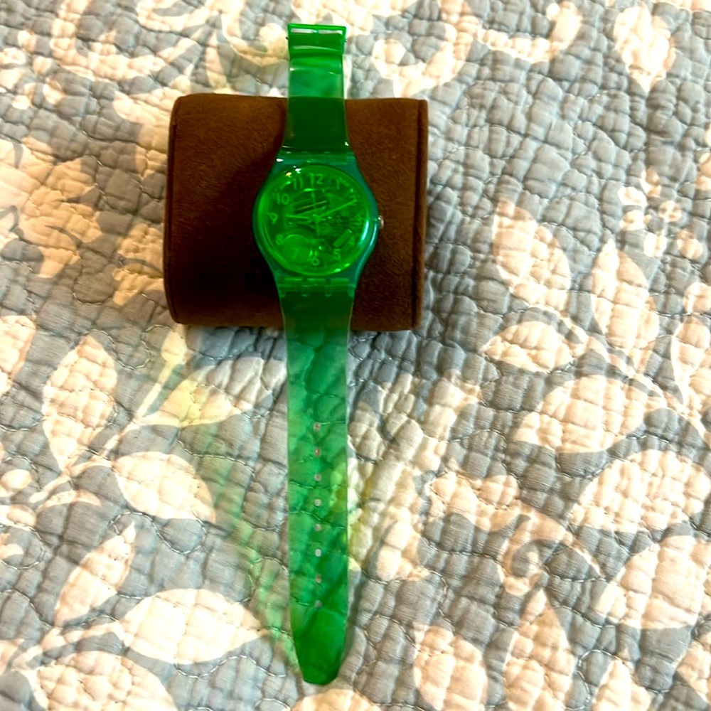Like new Y2K Green Swatch Watch. No scratches or call outs. New battery